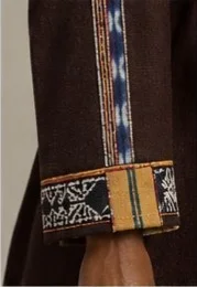 Sleeve: a clean cuff with a textile accent